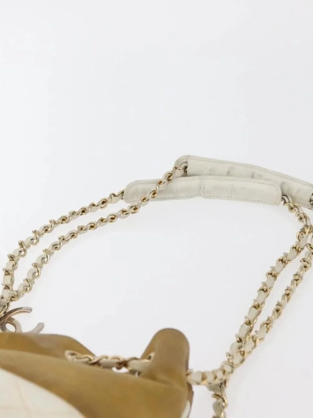 CHANEL Matelasse Drawstring Chain Shoulder Bag Leather Beige Gold CC Auth BAZ157